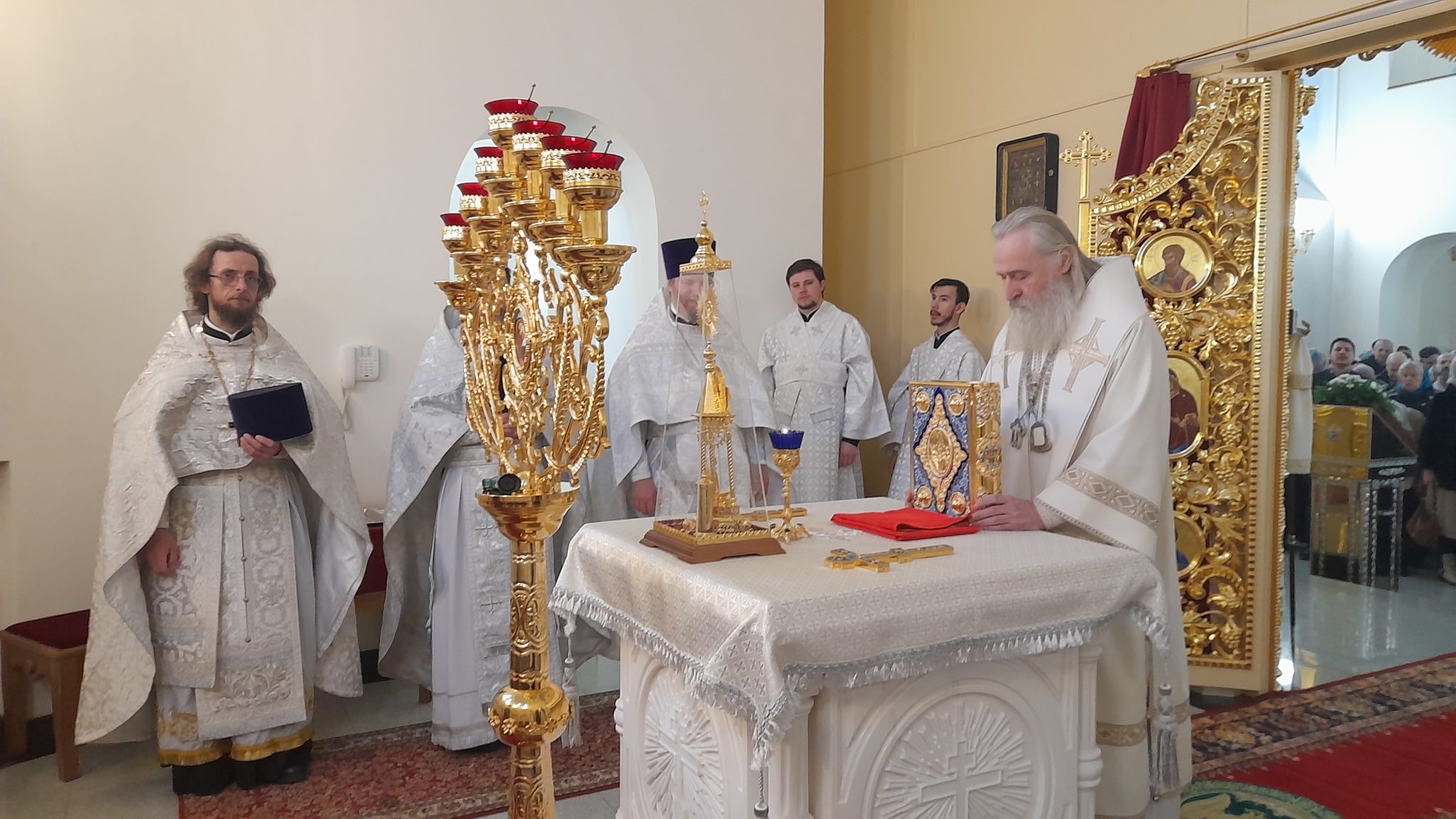 Архиерейская служба в храме Чуда Архангела Михаила в Хонех (ФОТО)